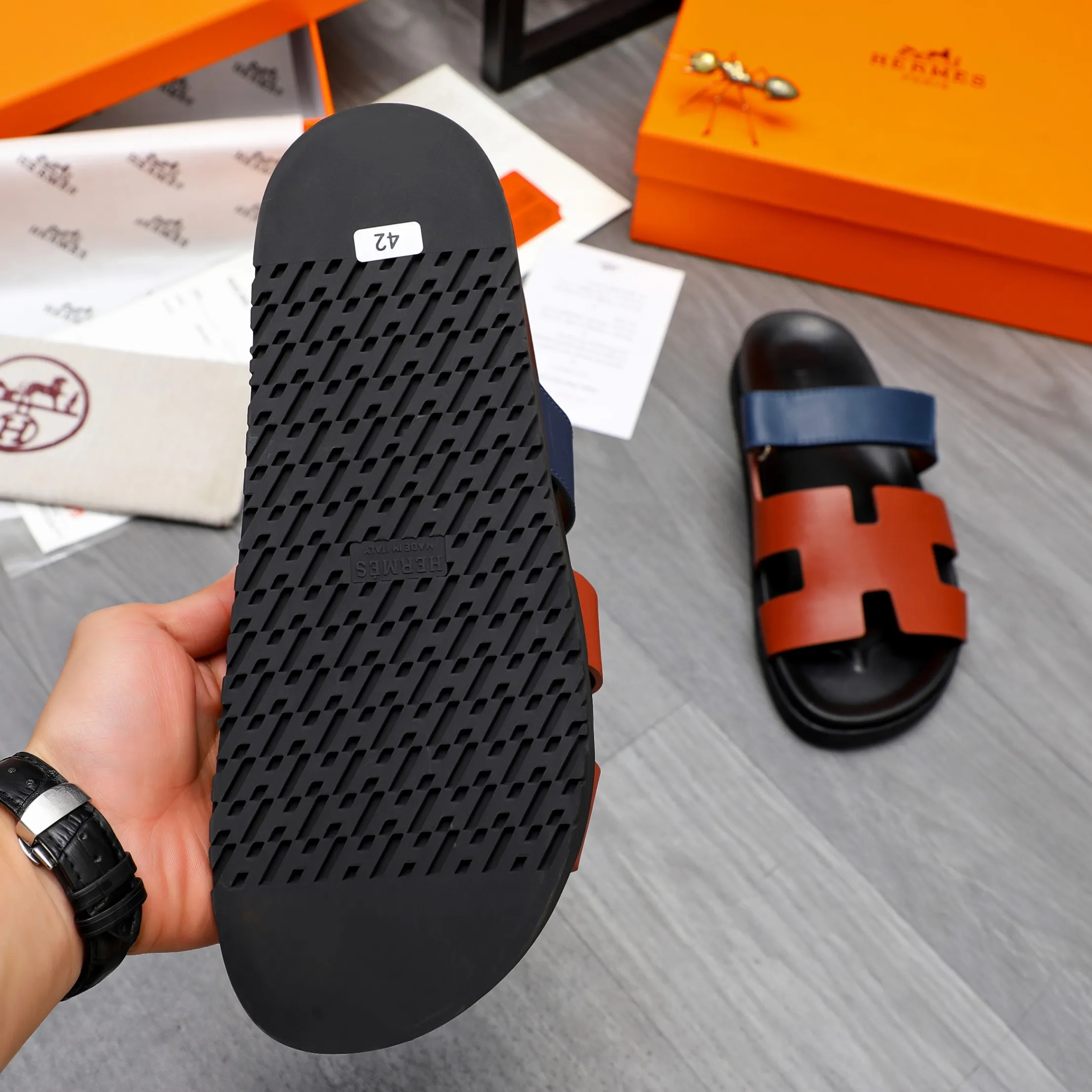 Men's shoes 💰340 Product trademark: Hermes "Hermes" Couple's slippers Regular size: 36-46 Product materials: Selected high-quality cowhide upper, microfiber lining, original outsole